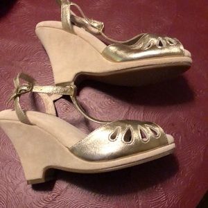 Natural Comfort Gold/Suede wedged  sandals US so 5